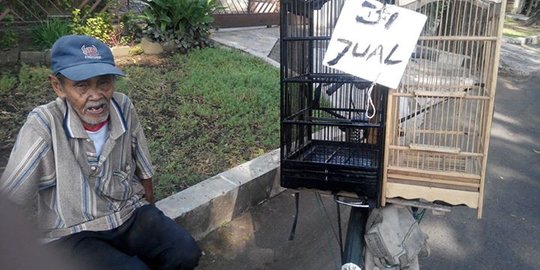 Wajah lelah Mbah Misari, seharian jual kandang burung belum laku