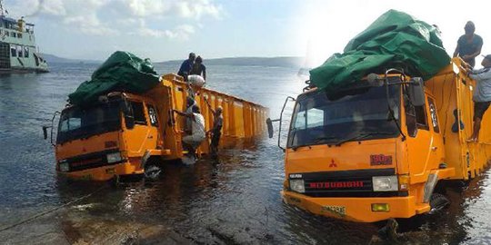 Hendak naik ke kapal, truk muatan jagung malah nyemplung ke laut