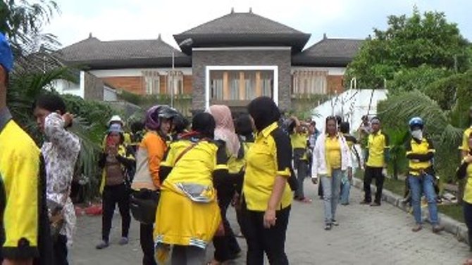 karyawan geruduk rumah pemilik supermarket bangkrut