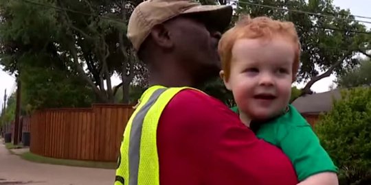 Kisah haru perpisahan anak kecil dengan tukang sampah