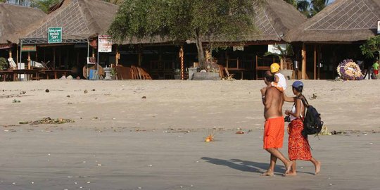 Kelakuan turis bule bugil sembarangan bikin warga lokal marah