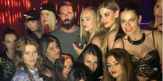 Koleksi wanita seksi pria ini bikin bos Playboy iri