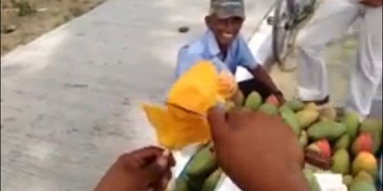 Kreatif, penjual buah ini 'sulap' mangga jadi bunga mawar