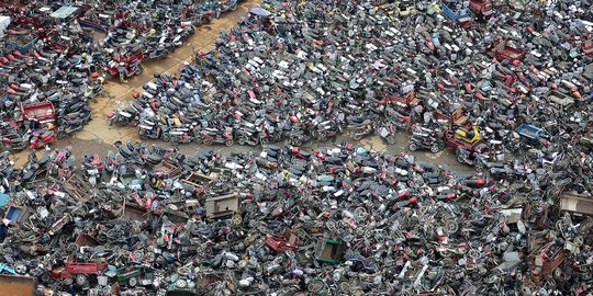 Di sini ribuan sepeda motor bekas warga China dibuang