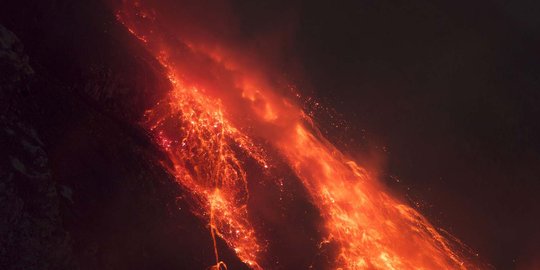 Keganasan erupsi Gunung Sinabung hantui warga Karo