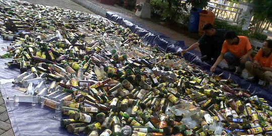 Jelang Ramadan, polisi musnahkan puluhan ribu botol miras