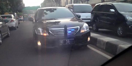 Berjalan lawan arah di Jakarta Pusat, mobil RI 59 tuai kecaman