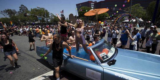 Kegilaan warga Amerika di Parade Los Angeles Pride