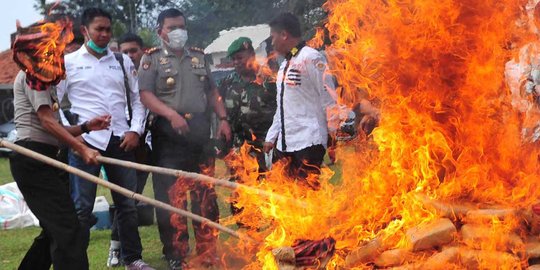 Polsek Palmerah musnahkan 10.286 botol Miras & 561 kg ganja