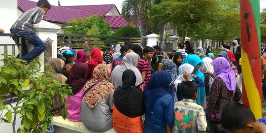 Seribuan warga serbu kediaman Wagub Aceh minta uang meugang