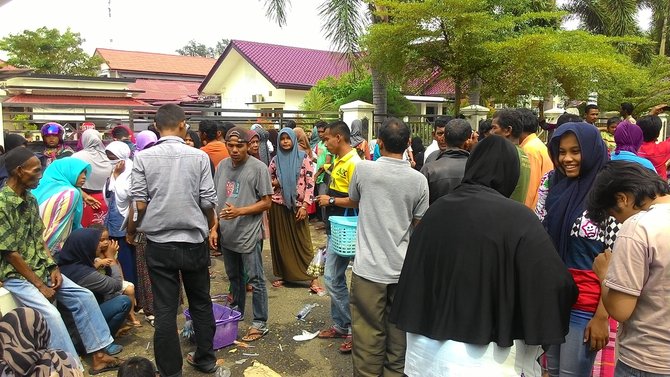 warga serbu kediaman wagub aceh minta uang meugang