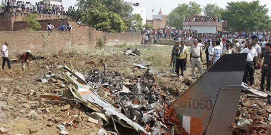 Jet tempur India jatuh jadi tontonan ribuan warga