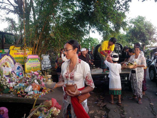 upacara adat di rumah orangtua asuh angeline