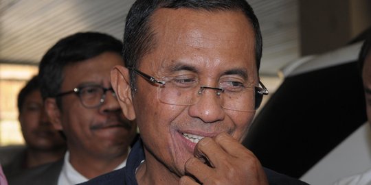 Usai diperiksa 9 jam sebagai tersangka, Dahlan Iskan cuma senyum