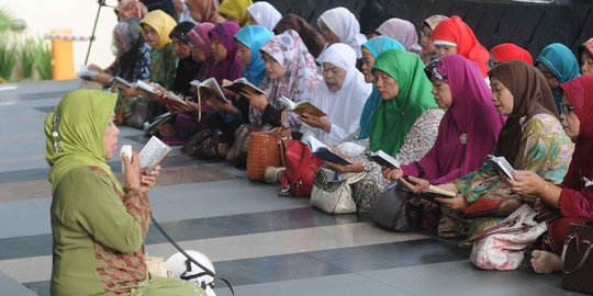 Minta penahanan SDA ditangguhkan, ibu-ibu gelar pengajian di KPK