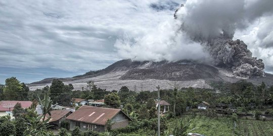 Sinabung muntahkan awan panas, abu vulkanik sampai Bandara Kualanamu