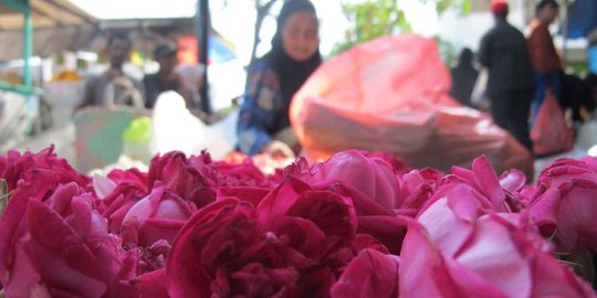Berkah Ramadan bagi penjual bunga tabur