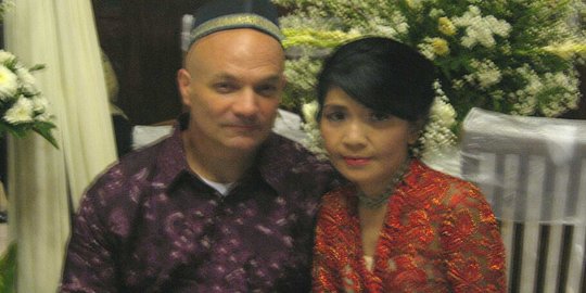 Berderai air mata, bule mualaf ini buktikan Allah Maha Besar