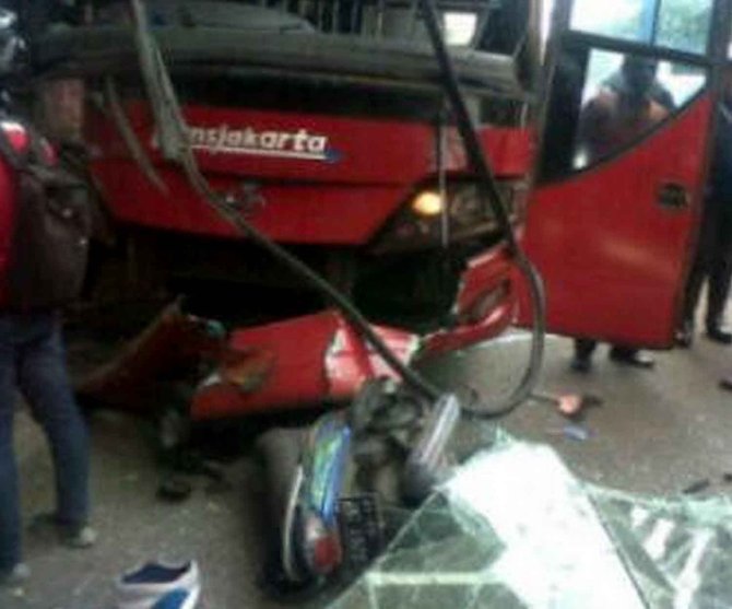 transjakarta tabrak motor di season city