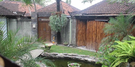 Vila tempat Margriet pesta, dihuni oleh anaknya