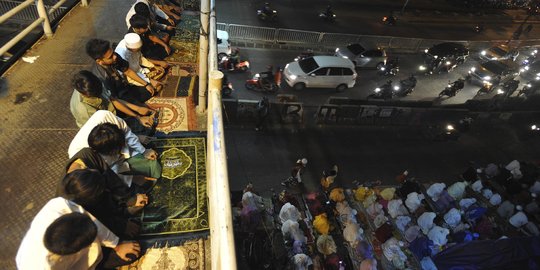 Tarawih pertama, warga salat hingga ke jalan dan jembatan