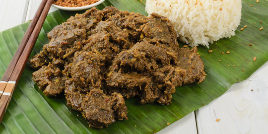 Tradisi warga Padang sahur pertama Ramadan wajib ada menu rendang