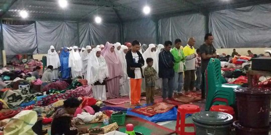 Sarana ibadah minim, korban Sinabung tarawih di tempat pengungsian