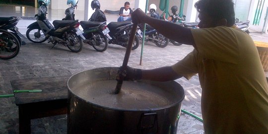 Puasa, warga Banjar di Solo sajikan ribuan bungkus bubur samin