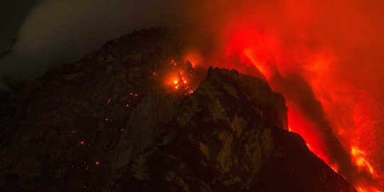 Menyaksikan dari dekat ganasnya semburan lahar Gunung Sinabung