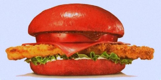 Setelah black burger, si merah menyala ini jadi andalan Burger King