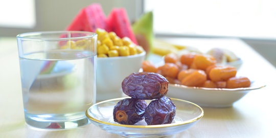 Punya sakit maag? Hindari 5 makanan ini saat puasa!