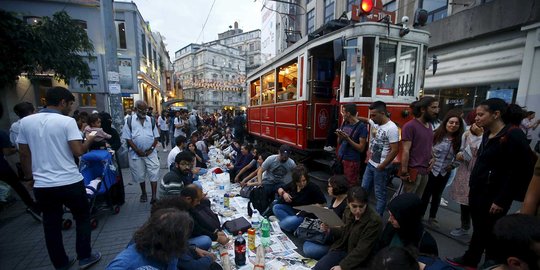 Nikmatnya momen buka puasa bersama di jalanan Istanbul