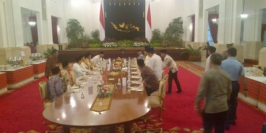 Undang pimpinan lembaga buka puasa, Jokowi hidangkan soto mi Bogor