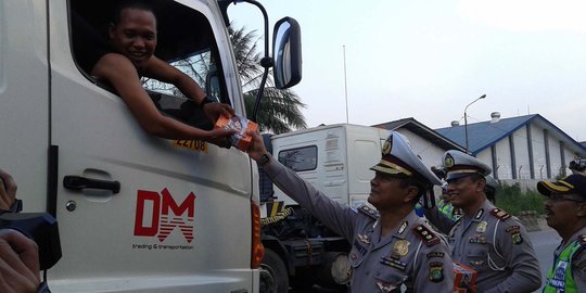 Polisi bagikan takjil di pos tempat warga lapor perampokan dicueki