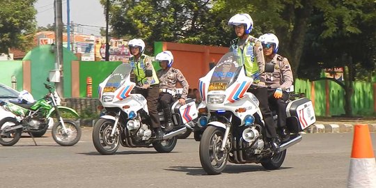 Aksi Srikandi Polantas Banyumas bermanuver dengan motor gede