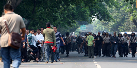 Tak diterima ditertibkan, ratusan PKL serbu kantor Lenggang Jakarta