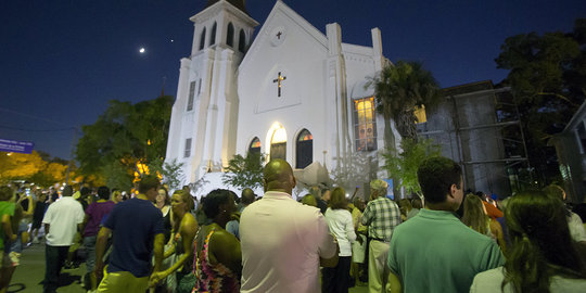 Usai tragedi penembakan, warga sambut dibukanya Gereja Charleston