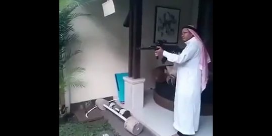 Video 6 detik orang Arab pegang senapan bikin dunia tertawa