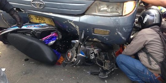 Usai tabrak mobil dan motor di Mampang, sopir TransJ kabur