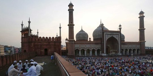 Potret indahnya buka puasa di masjid termegah di India