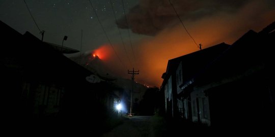 Ketika lahar Gunung Sinabung terangi desa tak berpenghuni di Karo