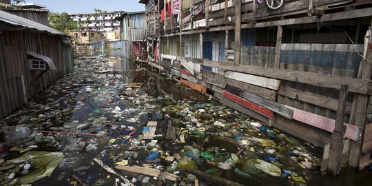 Akibat hujan, anak Sungai Amazon berubah jadi 'gudang sampah'