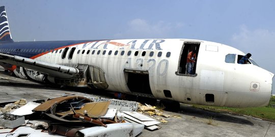 Mengintip pemotongan bangkai pesawat di Bandara Soekarno-Hatta