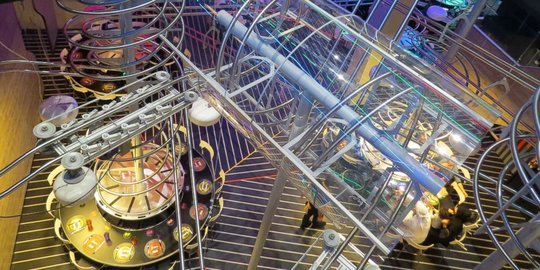 Di Abu Dhabi, makanan mewah saja disajikan lewat roller coaster