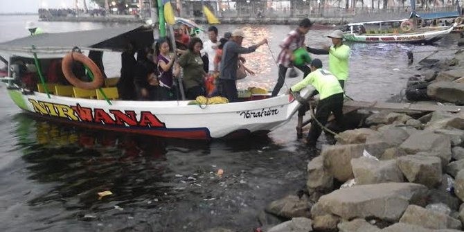 Kejadian Ikan Terdampar Di Thailand Hilang kendali kapal motor tabrak patung ikan jelawat di 