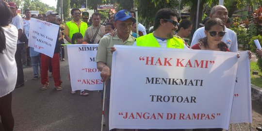 70 Penyandang tunanetra di Bali demo tuntut hak jalan di trotoar