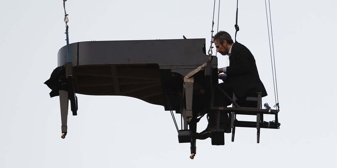 Aksi nekat musisi Brasil bermain piano sambil melayang di udara