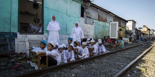 Keberanian anak-anak Surabaya belajar mengaji di pinggir rel