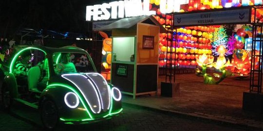 Mobil gowes hibur pengunjung Jakarta Fair Kemayoran (JFK)