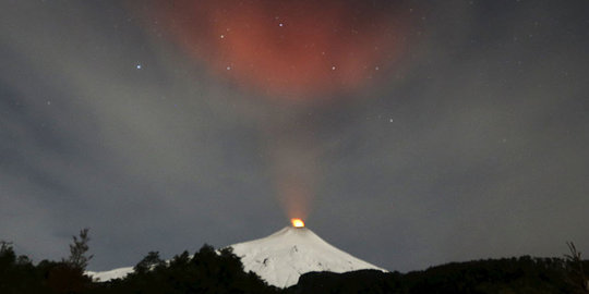 Keindahan sinar kawah Gunung Villarrica terangi langit Chile